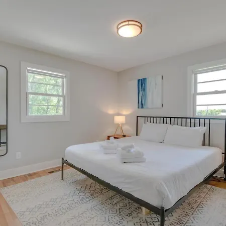 Ultra Country Retreat Historic Franklin Bungalow